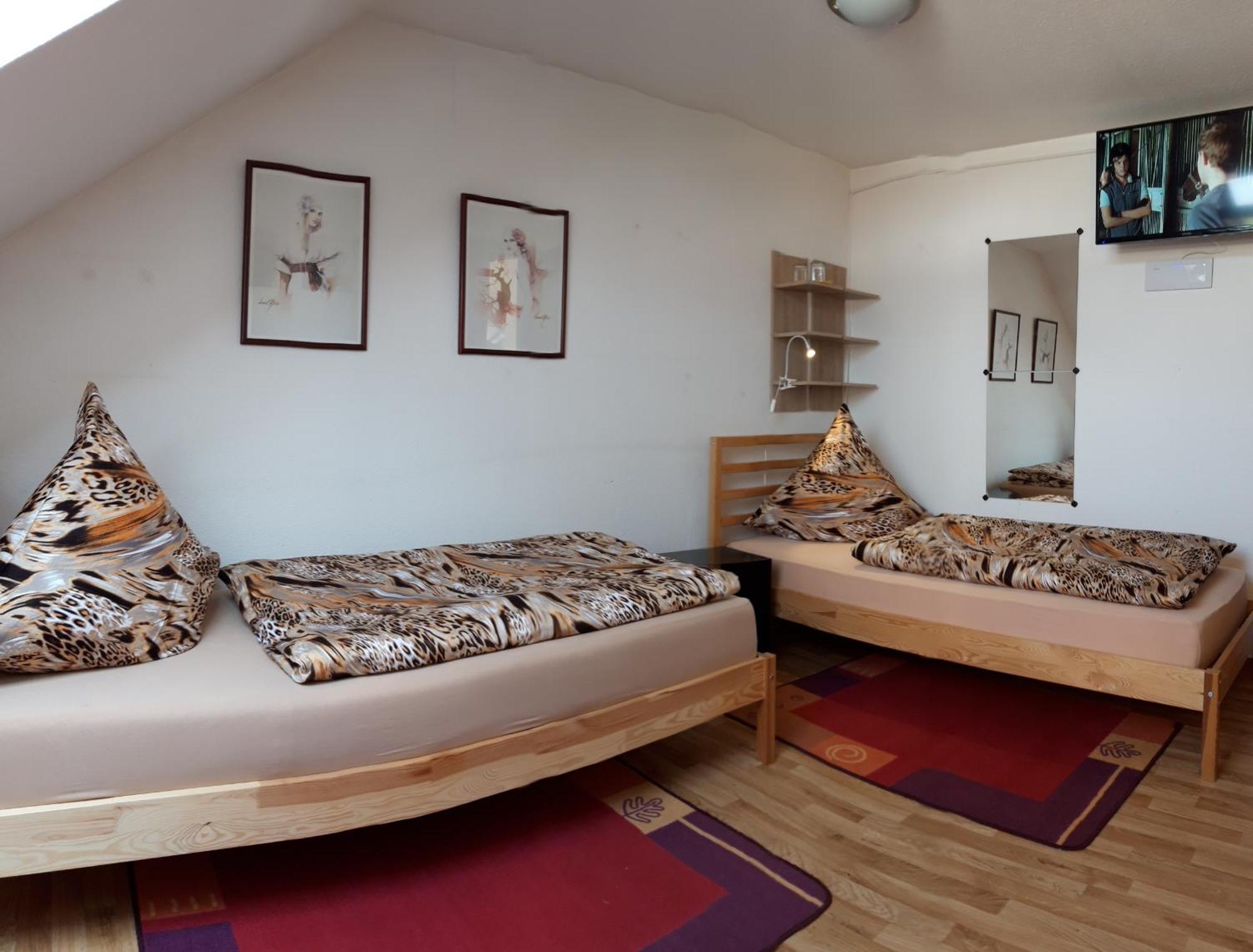 Zwei Ruhige, Private Gaestezimmer Nahe U-bahn Homestay Nuremberg